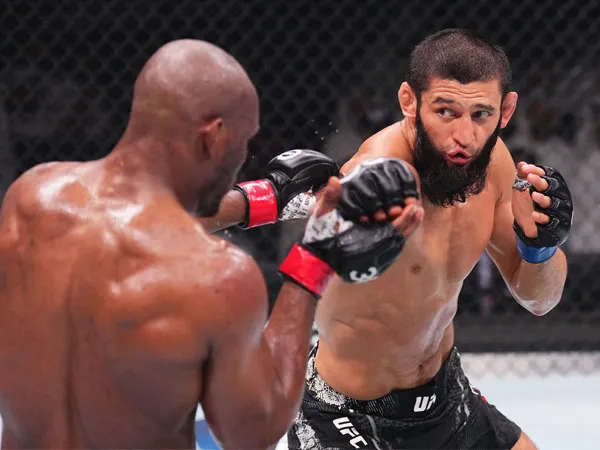 Khamzat Chimaev, yang dikenal suka bertarung dengan kecepatan tinggi, kali ini jauh lebih terkendali dan sabar melawan Kamaru Usman. (Foto: UFC)