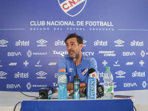 Alvaro Recoba meghadiri konferensi pers pertamanya sebagai pelatih kepala Nacional, klub Uruguay yang pernah dibelanya sebagai pemain. (Foto: Loco News)