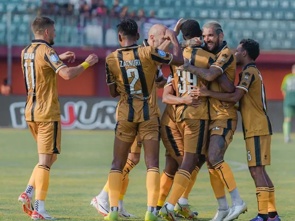 Skuat Dewa United FC merayakan gol ke gawang Madura United