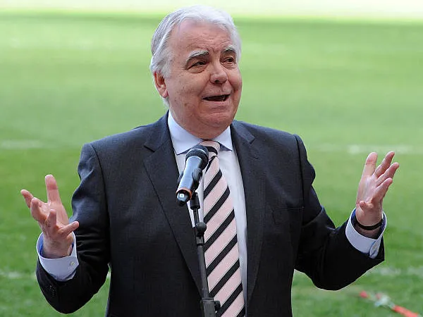 Liverpool Kirim Salam Penghormatan Terakhir Untuk Bill Kenwright