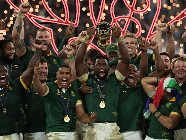 Para pemain Afrika Selatan mengangkat Piala Webb Ellis keempatnya setelah mengalahkan Selandia Baru di final Piala Dunia Rugby 2023. (Foto: Inside The Games)