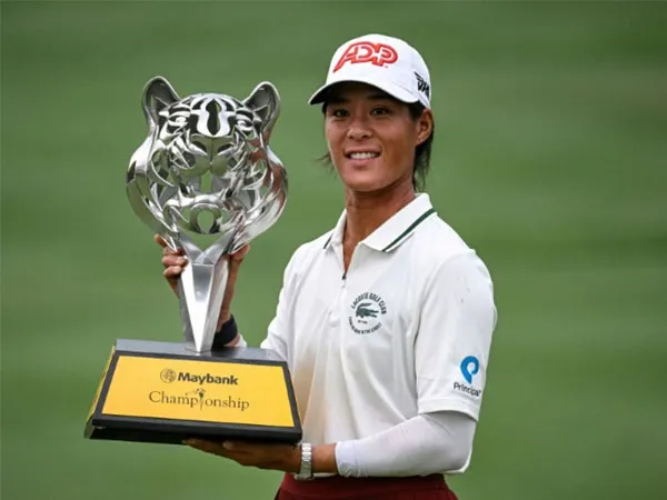 Celine Boutier berpose dengan trofi Maybank Championship 2023, gelar keempatnya di LPGA Tour musim ini. (Foto: Golf Digest)