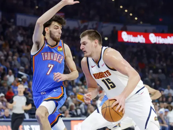 Nikola Jokic (kanan) membukukan 22 dari 28 poinnya di paruh pertama saat Denver Nuggets mengalahkan Oklahoma City Thunder 128-95. (Foto: AFP)