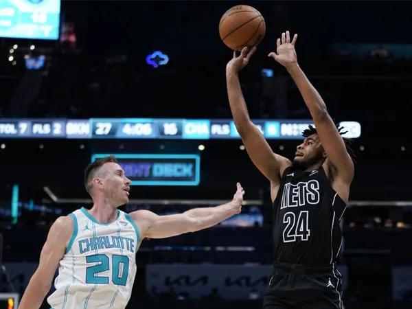 Cam Thomas (kanan) mencetak 33 poin saat Brooklyn Nets mengalahkan tuan rumah Charlotte Hornets 133-121. (Foto: AP)
