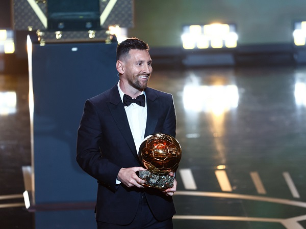 Lionel Messi Dedikasikan Ballon d'Or Kedelapannya untuk Diego Maradona