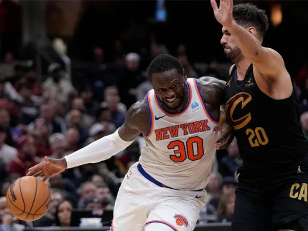 Julius Randle (kiri) membukukan 19 poin dan 10 rebound saat New York Knicks menang 109-91 atas tuan rumah Cleveland Cavaliers. (Foto: AP)