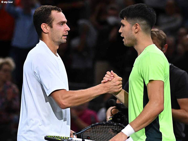 Roman Safiullin Berikan Kejutan Pada Carlos Alcaraz Di Paris