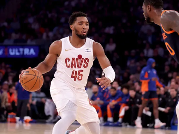 Donovan Mitchell (kiri) membukukan 30 poin saat Cleveland Cavaliers menang 95-89 atas tuan rumah New York Knicks. (Foto: AP)