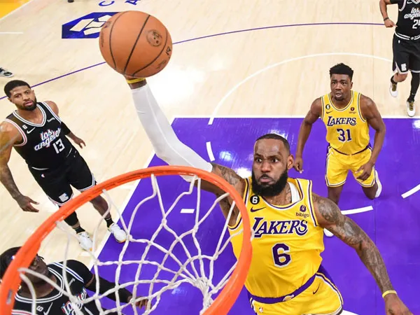 LeBron James membukukan 35 poin dan 11 rebound saat Los Angeles Lakers mengalahkan Los Angeles Clippers 130-125 lewat overtime. (Foto: AP)
