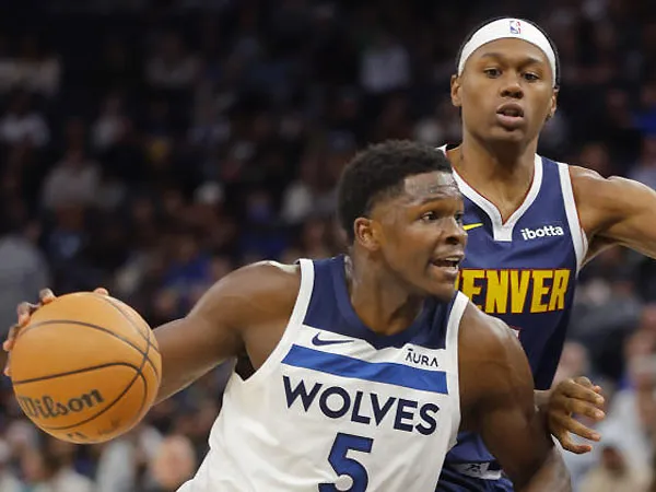 Anthony Edwards (kiri) menyumbangkan 24 poin saat Minnesota Timberwolves mengalahkan juara bertahan NBA Denver Nuggets 110-89 pada Rabu (1/11). (Foto: Reuters)