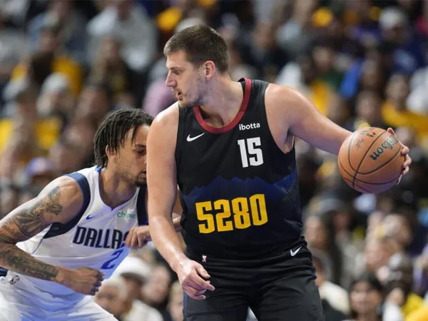 Nikola Jokic (kanan) mencetak 33 poin, 14 rebound, sembilan assist saat Denver Nuggets mengalahkan Dallas Mavericks 125-114. (Foto: AFP)
