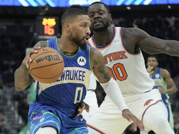 Damian Lillard (kiri) membukukan 30 poin saat tuan rumah Milwaukee Bucks mengalahkan New York Knicks 110-105. (Foto: AP)