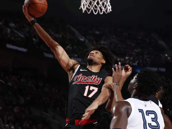 Shaedon Sharpe melesakkan sepasang lemparan bebas dan satu blok yang membuat pertandingan berlanjut ke overtime sebelum Portland Trail Blazers mengalahkan Memphis Grizzlies 115-113. (Foto: AFP)