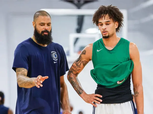 Asisten pelatih Dallas Mavericks Tyson Chandler (kiri) memberikan instruksi kepada center Mavericks Dereck Lively II dalam sebuah sesi latihan di fasilitas latihan tim di Dallas. (Foto: Andscape)
