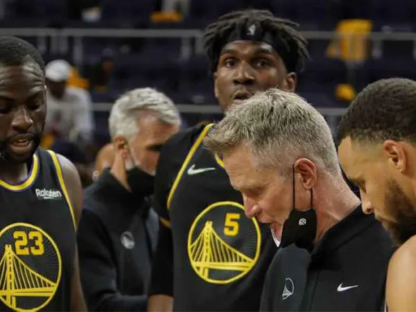 Pelatih Golden State Warriors Steve Kerr memberikan instruksi kepada para pemainnya dalam sebuah pertandingan. (Foto: ESPN)