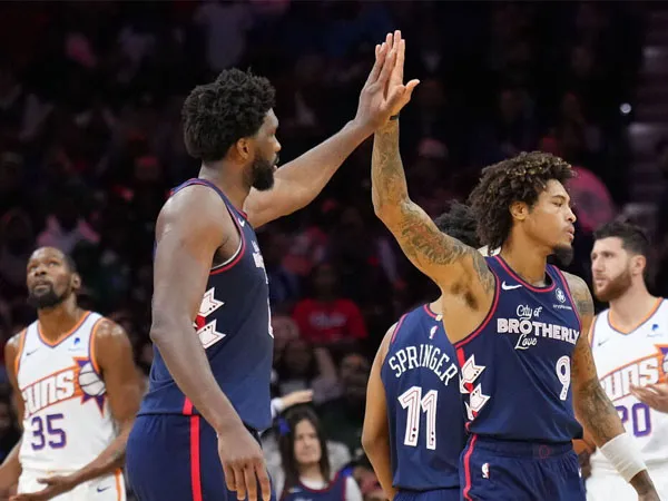 Joel Embiid dan Kelly Oubre Jr (kanan) menjadi bintang lapangan saat Philadelphia 76ers mengalahkan Phoenix Suns 112-100. (Foto: AFP)