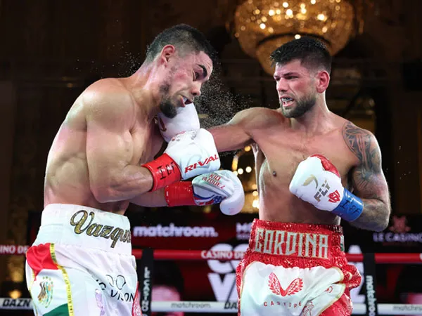 Ini kemenangan ketiga berturut-turut bagi Joe Cordina (kanan) dalam perebutan gelar juara dunia setelah mengalahkan Edward Vazquez. (Foto: BBC)