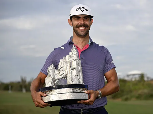 Erik Van Rooyen berpose dengan trofi World Wide Technology Championship. (Foto: Golfweek)