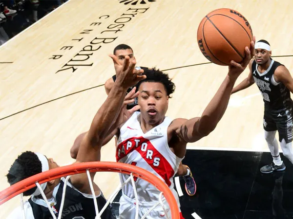 Scottie Barnes mencetak 17 dari 30 poinnya di kuarter keempat saat Toronto Raptors mengalahkan San Antonio Spurs 123-116 melalui overtime. (Foto: AP)
