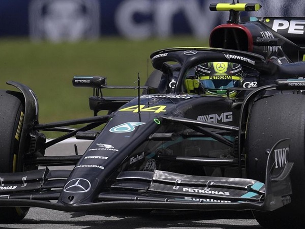 Lewis Hamilton Kambinghitamkan Mobil W14 Atas Hasil di GP Brasil