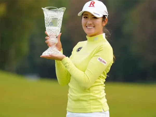 Mone Inami berpose dengan trofi Toto Japan Classic. (Foto: Golfweek)