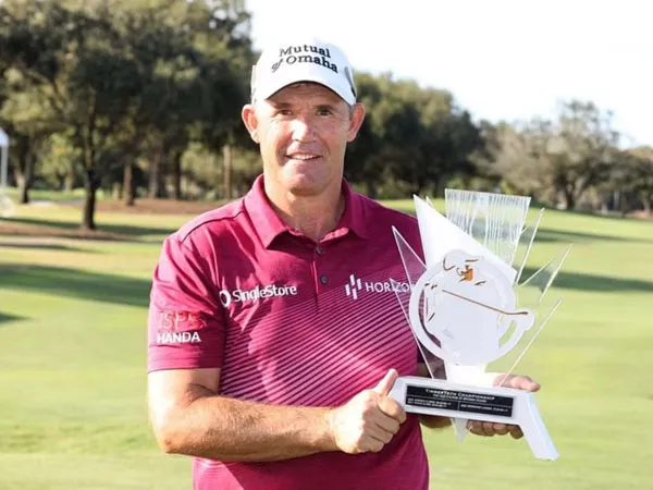 Padraig Harrington berpose dengan trofi TimberTech Championship. (Foto: Golfweek)