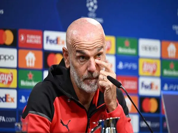 Stefano Pioli menuntut AC Milan bangkit di laga melawan PSG, usai kalah mengejutkan dari Udinese akhir pekan lalu (5/11) / via Getty Images