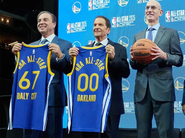 Adam Silver (paling kanan) menghadiri konferensi pers yang menetapkan Chase Center di San Francisco sebagai tuan rumah All-Star Game 2025. (Foto: AP)