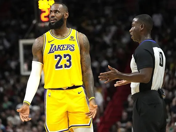 LeBron James sayangkan inkonsistensi keputusan wasit saat kalah dari Heat.