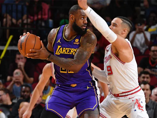 LeBron James (kiri) hanya menyumbangkan 18 poin saat Los Angeles Lakers dikalahkan Houston Rockets 128-94. (Foto: AP)