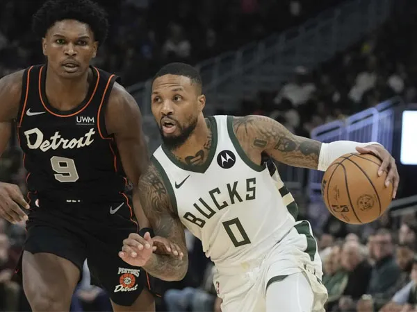 Damian Lillard (kanan) mencetak 34 poin saat Milwaukee Bucks mengalahkan Detroit Pistons 120-118. (Foto: AP)