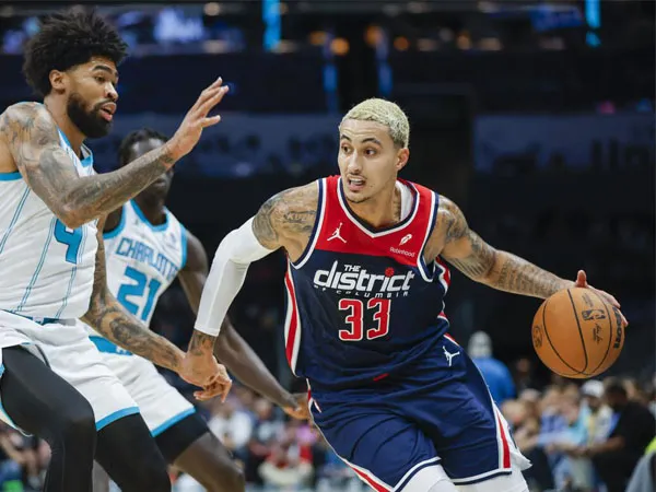 Kyle Kuzma (kanan) mencetak 33 poin saat Washington Wizards mengalahkan Charlotte Hornets 132-116. (Foto: AFP)