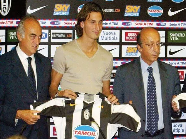 Mantan petinggi Juventus yaitu Luciano Moggi (kanan), mendukung upaya AC Milan yang disebut tengah berencana memulangkan Zlatan Ibrahimovic ke San Siro / via Getty Images