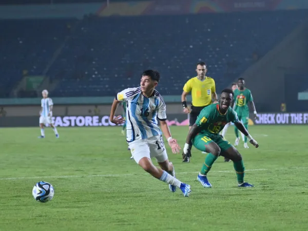 Pemain Argentina U-17 ketika mengecoh pemain Senegal U-17