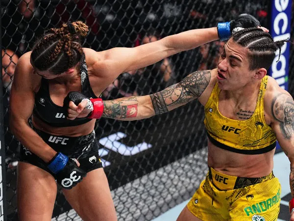 Jessica Andrade (kanan) menghentikan perlawanan Mackenzie Dern di ronde kedua dalam pertarungan mereka di MSG. (Foto: MMA Junkie)