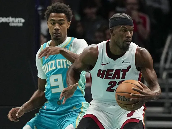 Jimmy Butler (kanan) mencetak 32 poin, angka tertingginya musim ini, saat Miami Heat menang 111-105 atas Charlotte Hornets. (Foto: AFP)