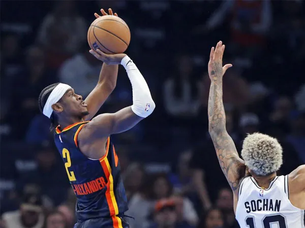 Shai Gilgeous-Alexander (kiri) mencetak 28 poin dan tujuh steal saat Oklahoma City Thunder melibas San Antonio Spurs 123-87. (Foto: AFP)