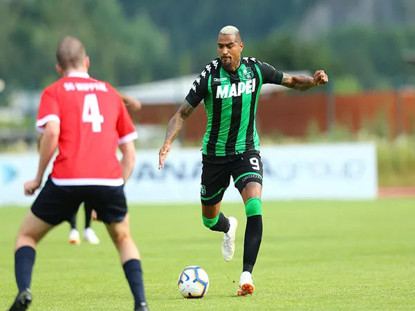Pernah menjadi anak buah sang pelatih di Sassuolo, Kevin-Prince Boateng menyebut Roberto De Zerbi sebagai pelatih yang lebih bagus ketimbang Pep Guardiola / via Getty Images