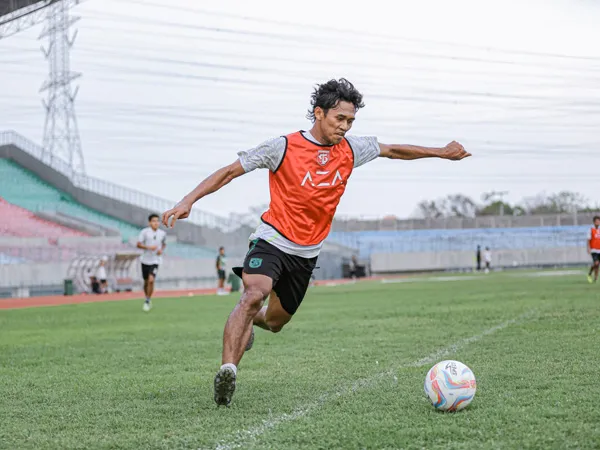 Bek sayap Persebaya Surabaya, Catur Pamungkas