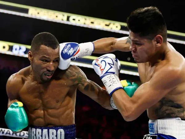 Emanuel Navarrete (kanan) mencetak knockdown pada Ronde 4 dan 7 atas Robson Conceicao, tetapi harus puas dengan hasil seri. (Foto: EPA)