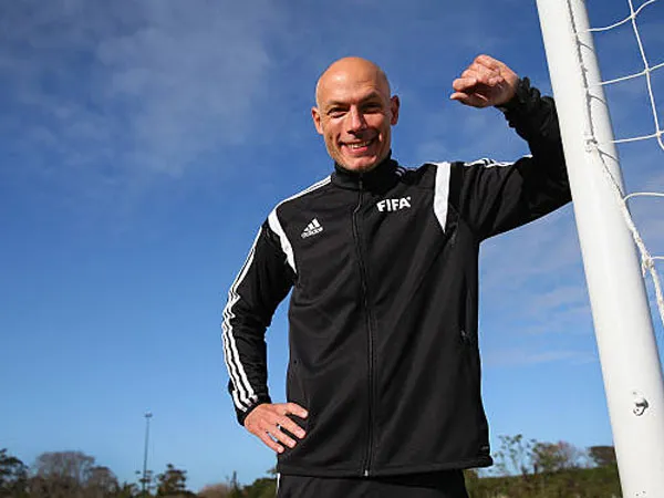 Howard Webb Ungkap Kelemahan VAR, Menyoroti Perlunya Peningkatan