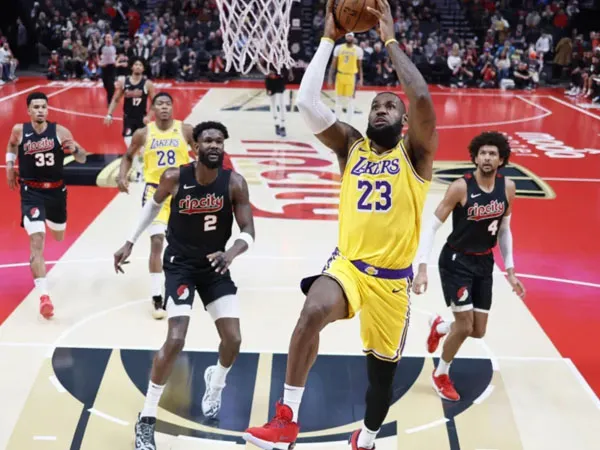 LeBron James menyamai rekor tertinggi musim ini dengan 35 poin saat Los Angeles Lakers mengalahkan Portland Trail Blazers 107-95. (Foto: AFP)
