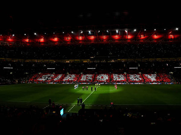 Penggemar Inggris Beri Penghormatan Terakhir Pada Bobby Charlton