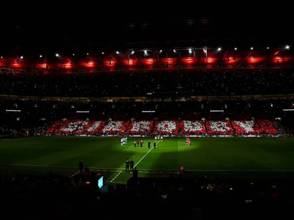 Penggemar Inggris Beri Penghormatan Terakhir Pada Bobby Charlton