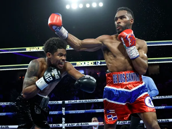 Shakur Stevenson, kiri, mengaku "tampil buruk" setelah mendaratkan 65 pukulan saat melawan Edwin De Los Santos, yang mendaratkan 40 pukulan, jumlah pukulan tersedikit dalam 38 tahun sejarah CompuBox. (Foto: EPA)