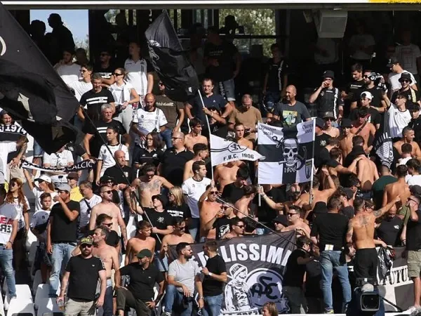 Marah Dengan Performa Timnya, Fans Spezia ‘Hadiahkan’ Kepala Babi