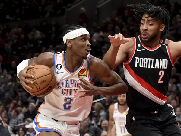 Shai Gilgeous-Alexander (kiri) mencetak 28 poin saat Oklahoma City Thunder mengalahkan Portland Trail Blazers 134-91. (Foto: AP)