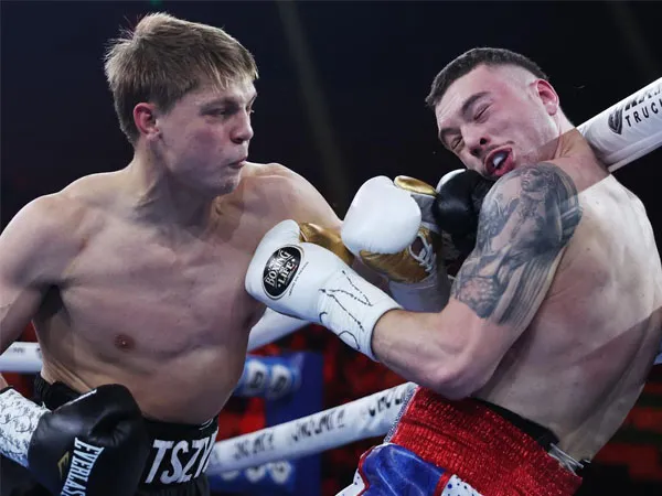Nikita Tszyu (kiri) bangkit setelah dijatuhkan di ronde pembuka untuk menang TKO atas Dylan Biggs di ronde kelima. (Foto: The Australian Digest)