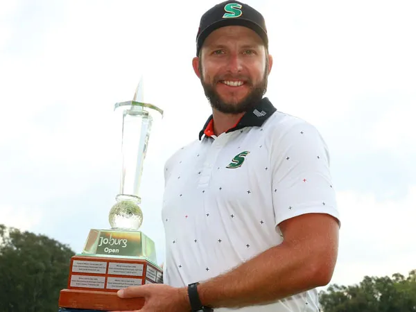 Dean Burmester berpose dengan trofi Joburg Open 2023. (Foto: Golf Digest)