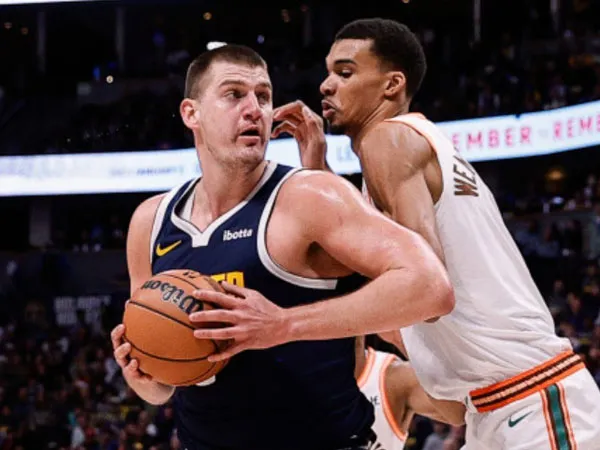 Nikola Jokic (kiri) mencetak 39 poin saat Denver Nuggets meraih kemenangan 132-120 atas San Antonio Spurs. (Foto: Reuters)